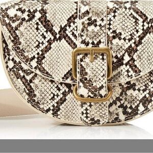 Elegant Snakeskin Patterned Crossbody Bag